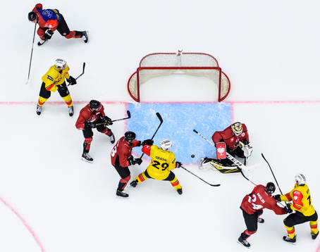 Daniele Grassi and Yanik Burren of Bern worrier against
