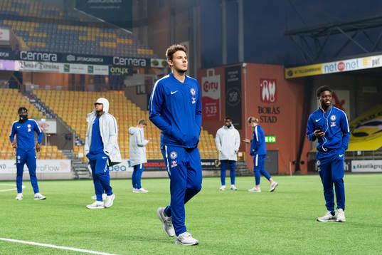Chelseas spelarna inspekterar arenan