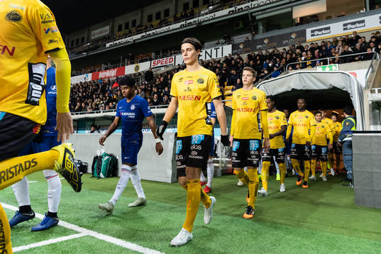 Lagen kommer in på arenan