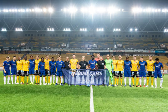 Domarteamet, och spelarna med banderollen #equalgame och