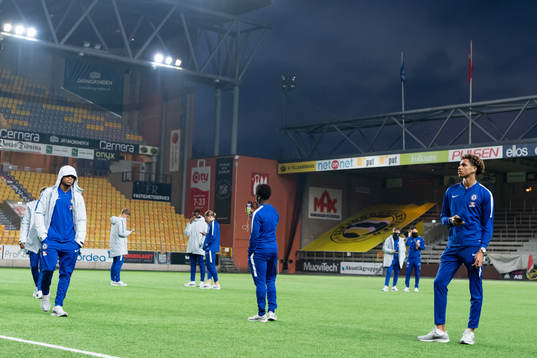 Chelseas spelarna inspekterar arenan