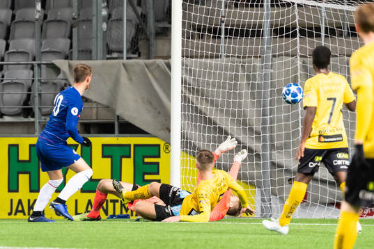 Chelseas Charlie Brown gör 0-1 bakom Elfsborgs målvakt