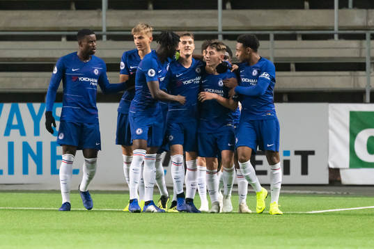 Chelseas Charlie Brown kramas om av lagkamraterna