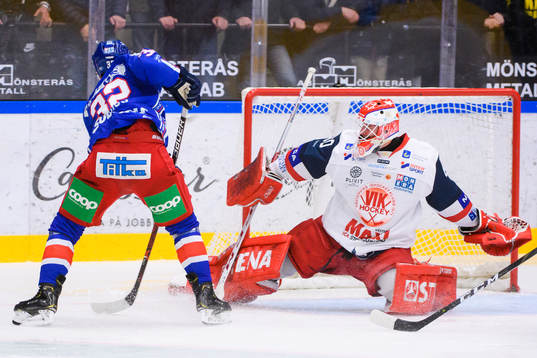 Oskarshamns Markus Modigs och Västerviks målvakt Viktor