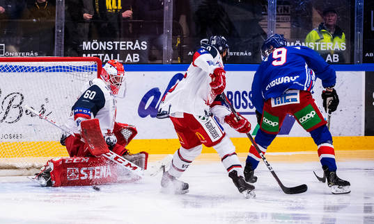Oskarshamns Janne Kivilahti och Västerviks målvakt Viktor