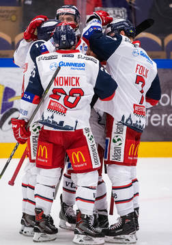 Västerviks Erik Gustafsson jublar