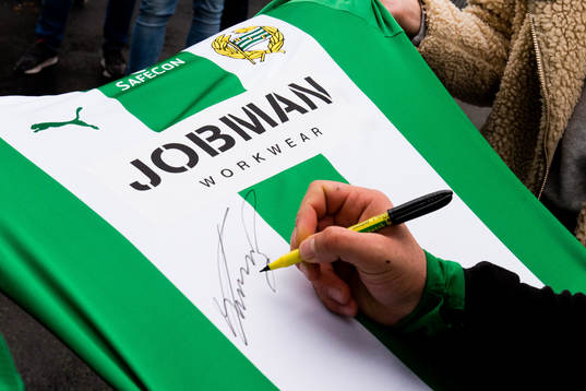Hammarbys Kennedy Bakircioglu skriver autografer