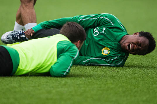 Hammarbys Abdul-Halik Hudu med en befard skada