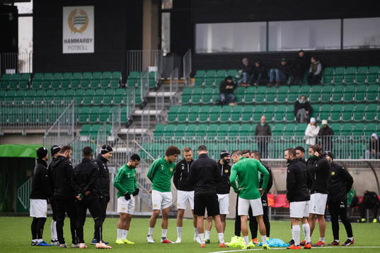 Hammarbys spelare lyssnar till instruktioner