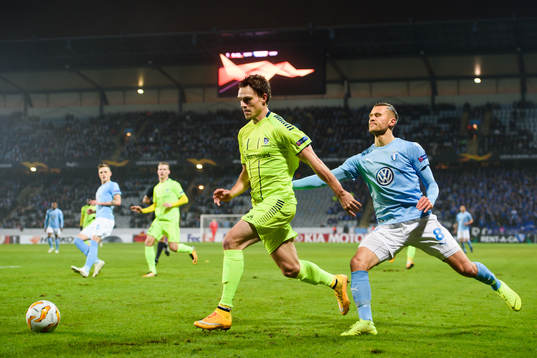 Arnór Ingvi Traustason of Malmö FF  and Matti Lund
