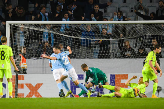 Marcus Antonsson of Malmö FF scores 1-1