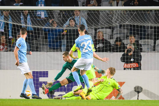 Marcus Antonsson of Malmö FF scores the 1-1 goal behind