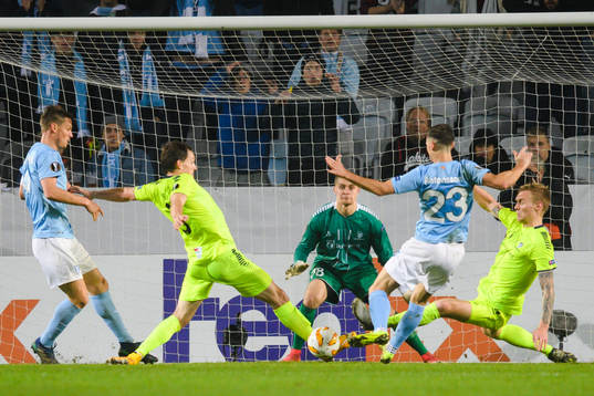 Marcus Antonsson of Malmö FF scores 1-1