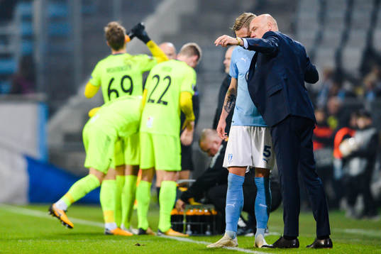 Head coach Uwe Rösler in a conversation with Sören Rieks