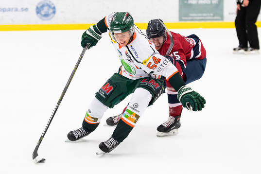 Kristianstads  Johan Lundgren jagas av Helsingborgs Adam