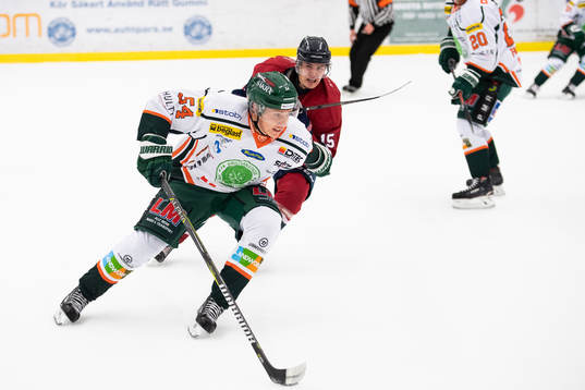 Kristianstads  Johan Lundgren jagas av Helsingborgs Adam