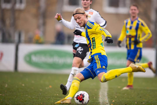 Eskilsminnes Oliver Åkerman skjuter
