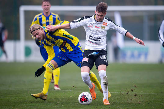 Eskilsminnes Oliver Åkerman och Mjällbys Amer Eriksson