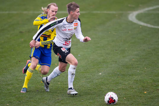 Eskilsminnes David Svensson jagar Mjällbys Taylor