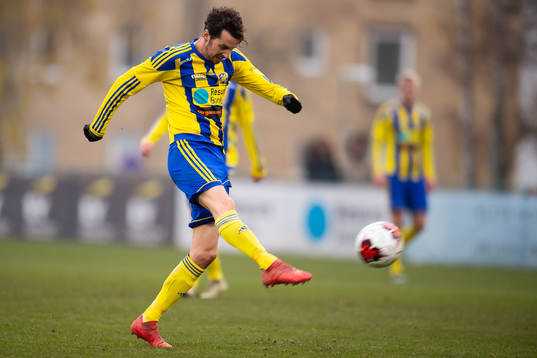 Eskilsminnes Filip Egger skjuter