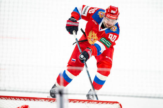 Andrei Loktionov #90, RUS score 1-4 for a empty net