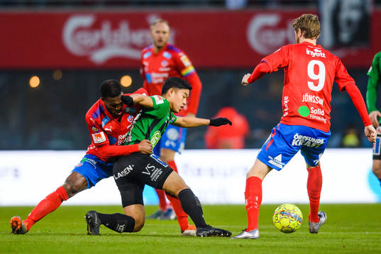 Helsingborgs Mohammed Abubakari och Varbergs Eddie Tran