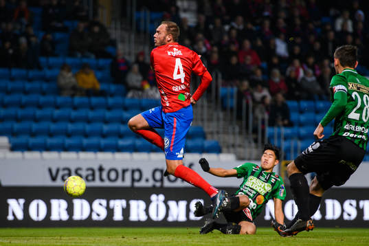 Helsingborgs Andreas Granqvist och Varbergs Eddie Tran
