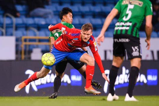 Helsingborgs Andri Runar Bjarnason  och Varbergs Eddie Tran