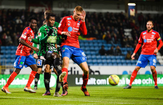 Varbergs Adama Fofana och Helsingborgs Markus Holgersson