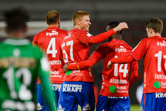 Helsingborgs spelare jublar med Markus Holgersson