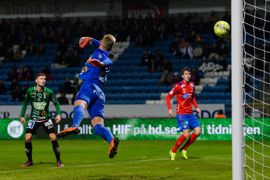 Helsingborgs Markus Holgersson, ej i bild,  gör 1-1 bakom