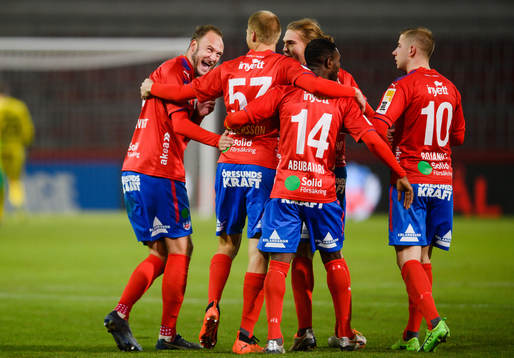 Helsingborgs spelare jublar med Markus Holgersson