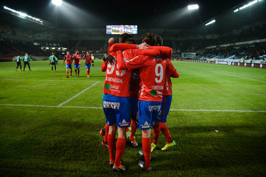 Helsingborgs spelare jublar med Andri Runar Bjarnason