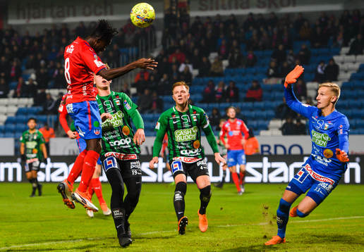Helsingborgs Mamudu Moro  med målchans på Varbergs