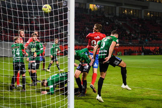 Helsingborgs Andri Runar Bjarnason  med mål som senare