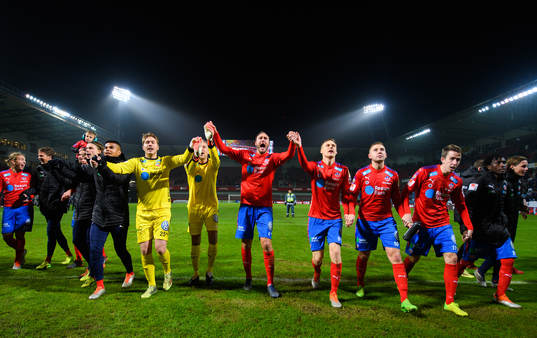 Helsingborgs Andreas Granqvist  jublar med lagkamraterna