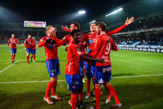 Helsingborgs spelare jublar med Andri Runar Bjarnason (m)