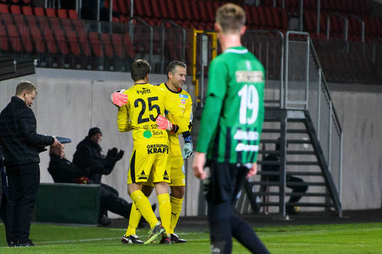 Helsingborgs målvakt Kalle Joelsson gör ett byte