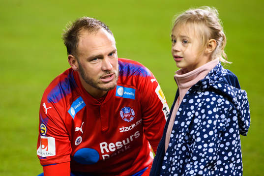 Helsingborgs Andreas Granqvist med sin dotter Nova