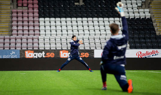 IFK Göteborgs målvakt Tom Amos värmer upp