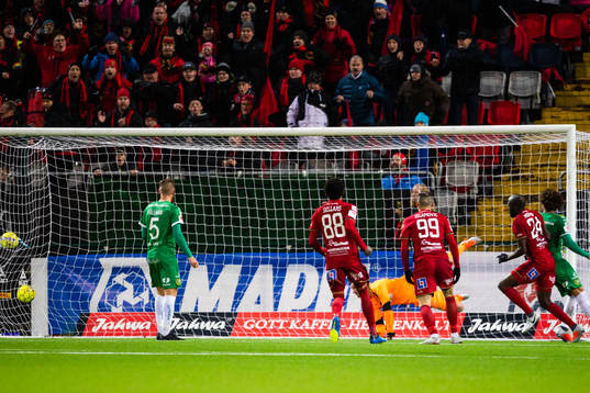 Östersunds Ronald Mukiibi gör 1-0