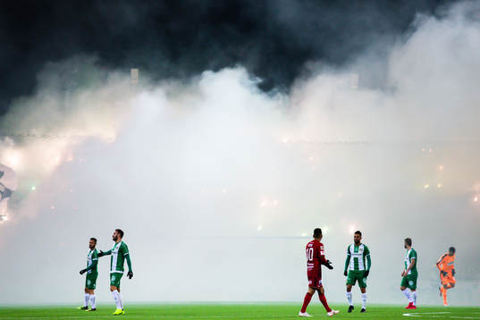 Spelarna lämnar planen
