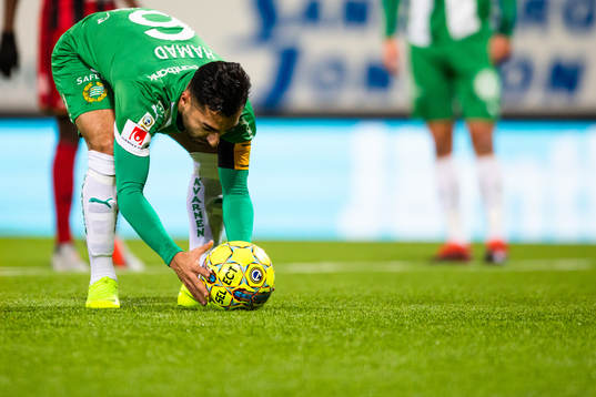 Hammarbys Jiloan Hamad lägger upp för straff