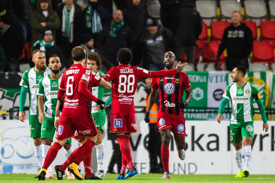 Östersunds Jerell Anthony Sellars jublar med lagkamrater