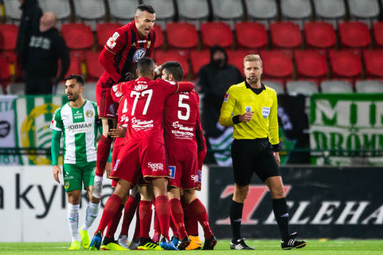 Östersunds Jerell Anthony Sellars blir omkramad
