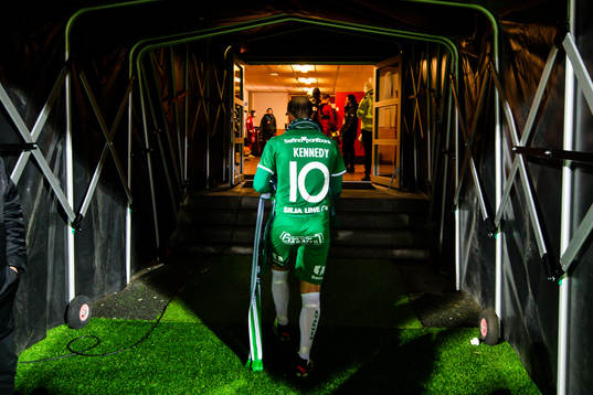 Hammarbys Kennedy Bakircioglu lämnar planen
