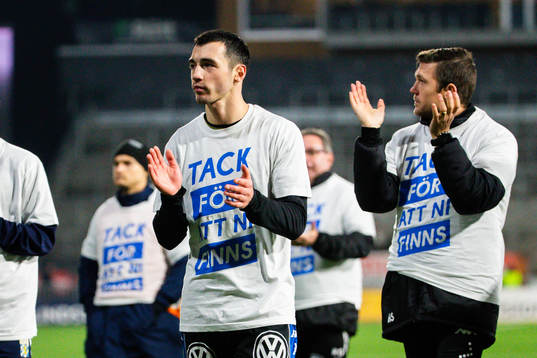 IFK Göteborgs Giorgi Kharaishvili tackar publiken med