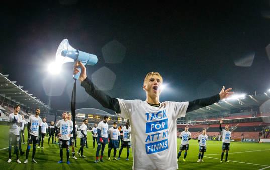 IFK Göteborgs Benjamin Nygren tackar fansen
