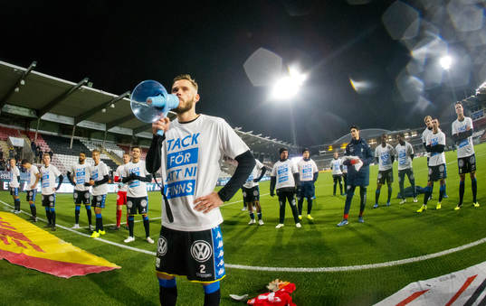IFK Göteborgs Emil Salomonsson tackar fansen