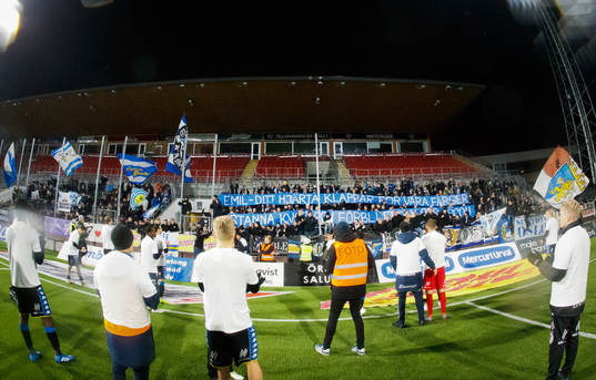 IFK Göteborgs spelarna tackar fansen